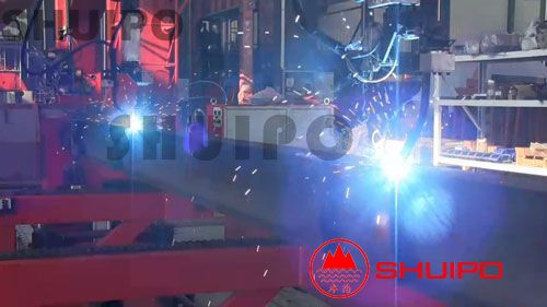 工作中的立體車庫橫梁自動焊接機 工作中的鋼結(jié)構(gòu)附件自動焊接機